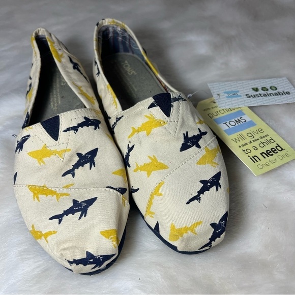 NWT TOMS shark week slippers white blue flat shoes rubber sole summer coastal - Picture 1 of 8